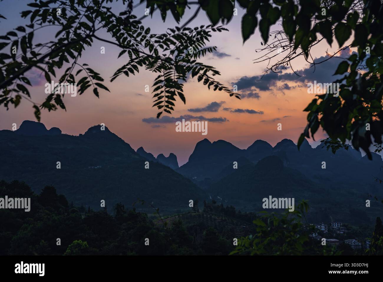 Aussichtspunkt Xianggong Hill Blick auf die wunderschöne grüne, üppige und dichte Karstlandschaft bei Sonnenuntergang, Yangshuo, Provinz Guangxi, China Stockfoto