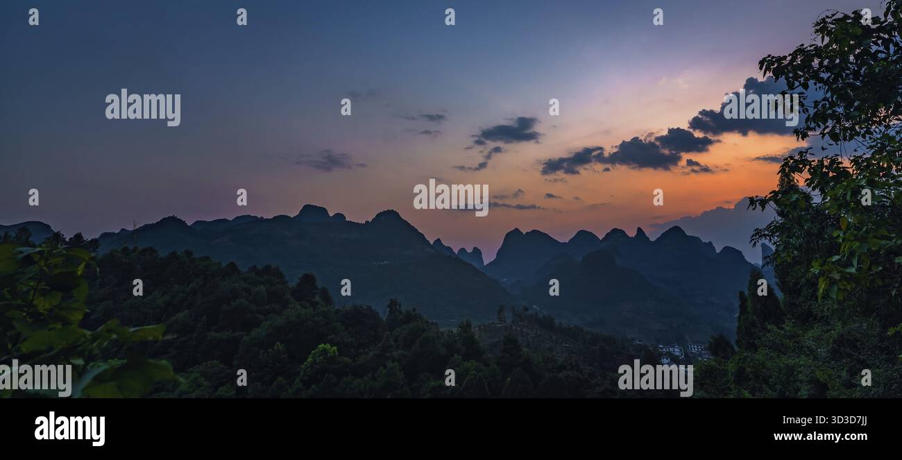 Aussichtspunkt Xianggong Hill Blick auf die wunderschöne grüne, üppige und dichte Karstlandschaft bei Sonnenuntergang, Yangshuo, Provinz Guangxi, China Stockfoto