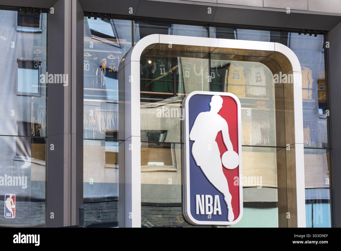 NEW YORK, USA – 15. MAI 2019: NBA-Logo auf der Fassade des Gebäudes, das das Logo der Basketball-Liga hervorhebt Stockfoto