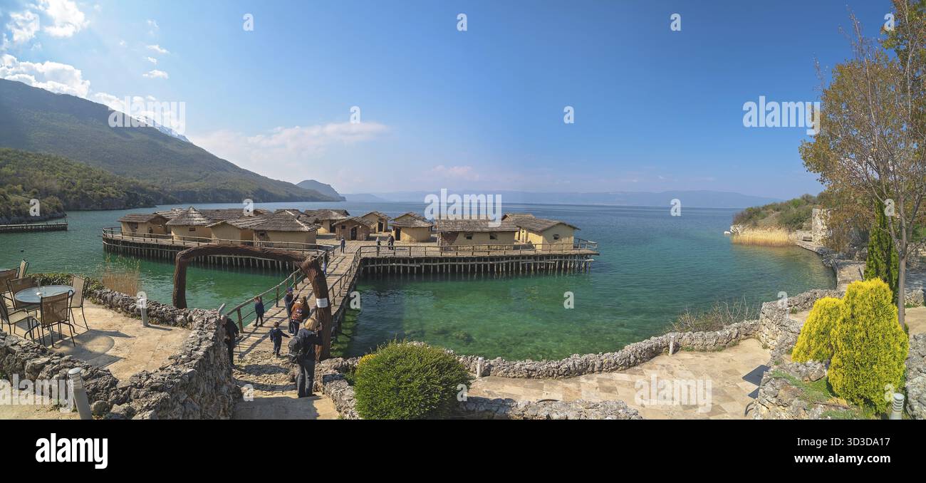 Ohrid, Nordmakedonien - April 2019 : Panoramablick auf den hölzernen Pier, der zum Museum der Bucht der Knochen auf dem Wasser führt, authentische Rekonstruktion o Stockfoto