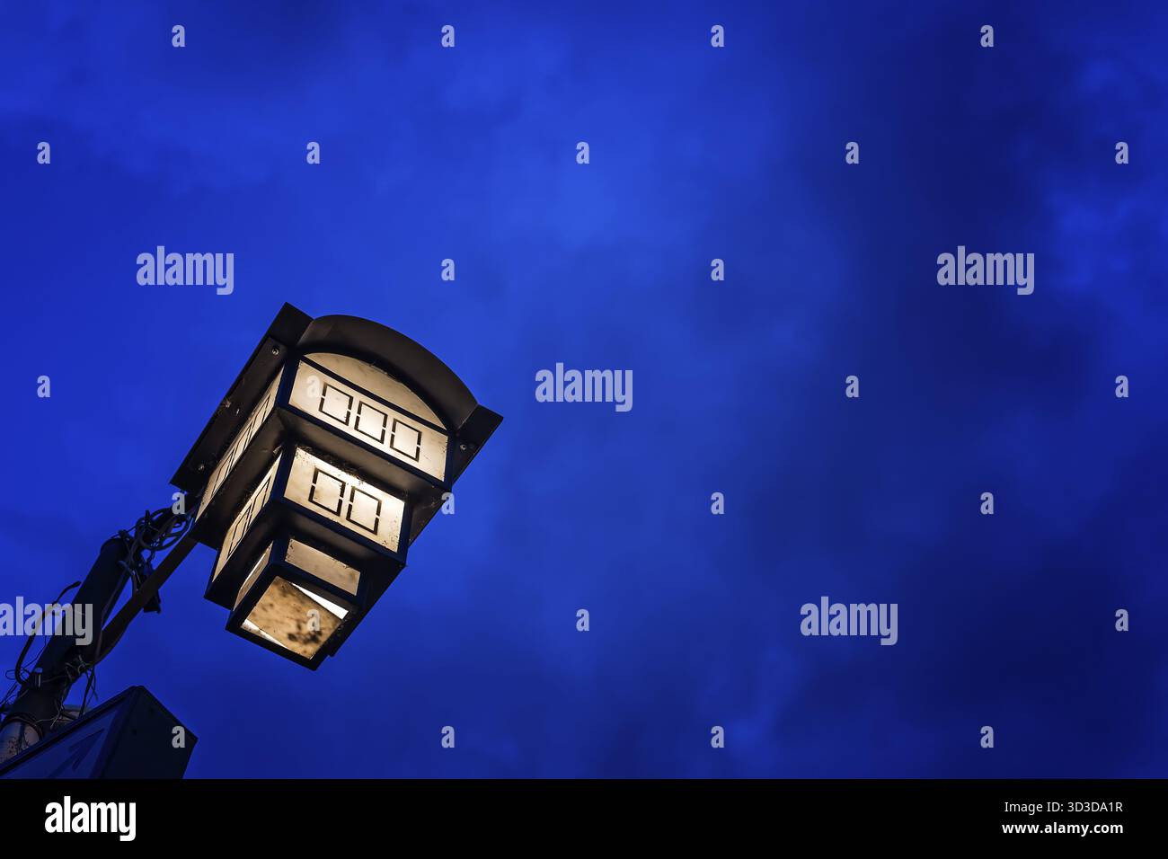 Lampe leuchtet in der Nacht in Ohrid Stadt, nördlichen Mazedonien Stockfoto