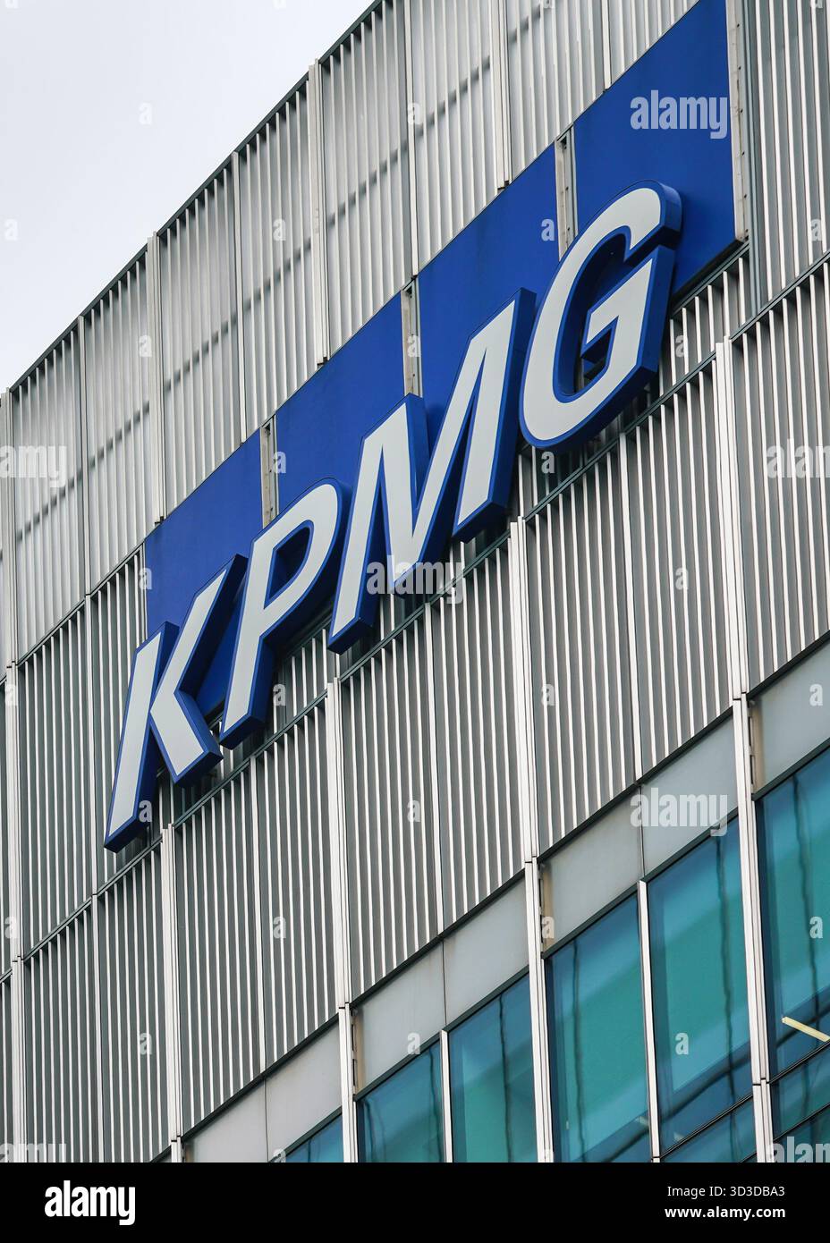 London, Vereinigtes Königreich - 18. Mai 2023: Blaue KPMG-Schilder in ihren Büros am 15 Canada Square in Canary Wharf, Hauptsitz des Unternehmens in Großbritannien. It“ Stockfoto