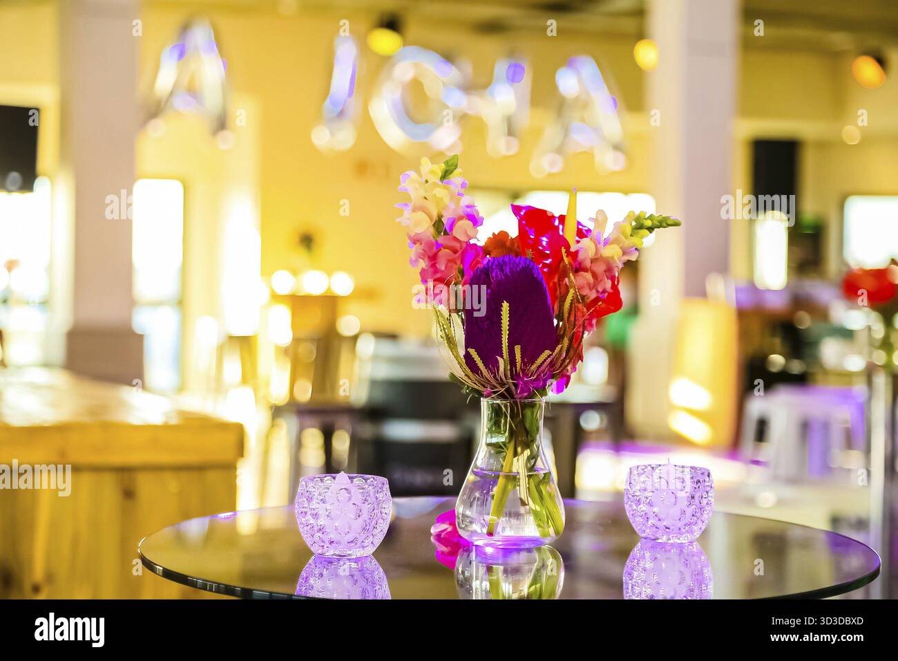 Blumentischarrangements bei Firmenfeier oder Galadinner Stockfoto