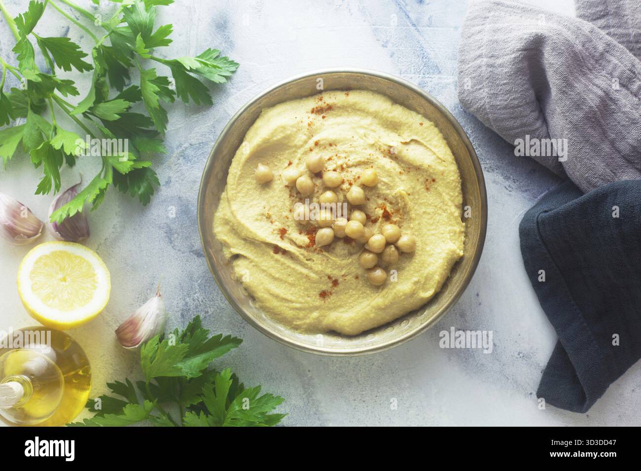Hummus mit Zutaten auf einem Stein Hintergrund Stockfoto
