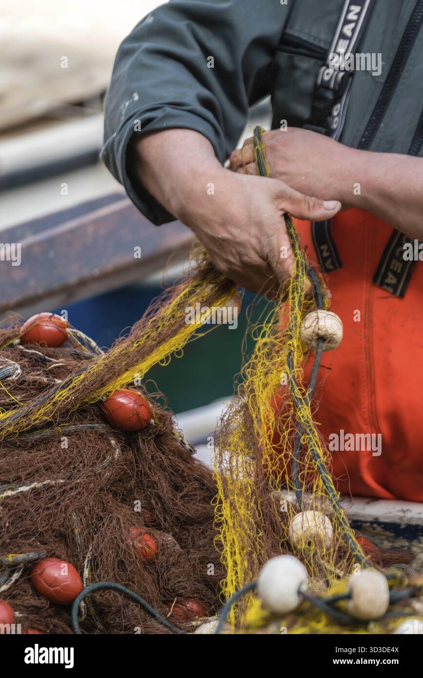 Dubrovnik, Kroatien - April 2018: Fischer entwirrung Fisch im Netz gefangen Stockfoto
