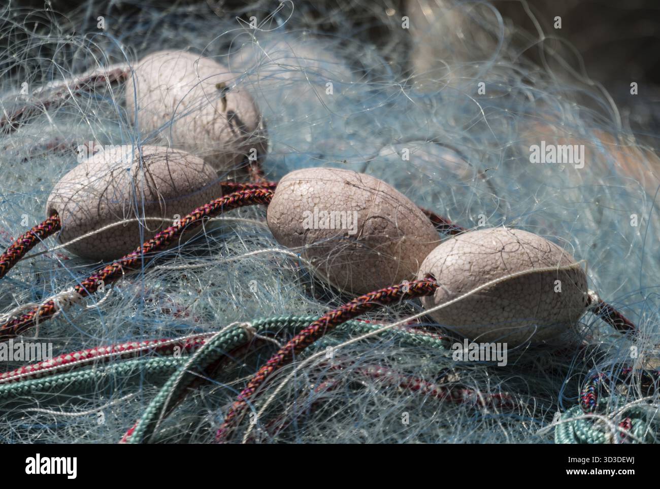 Nahaufnahme Detail eines Fischers fischernetz am Ufer eines Flusses in Ada Bojana, Montenegro Stockfoto