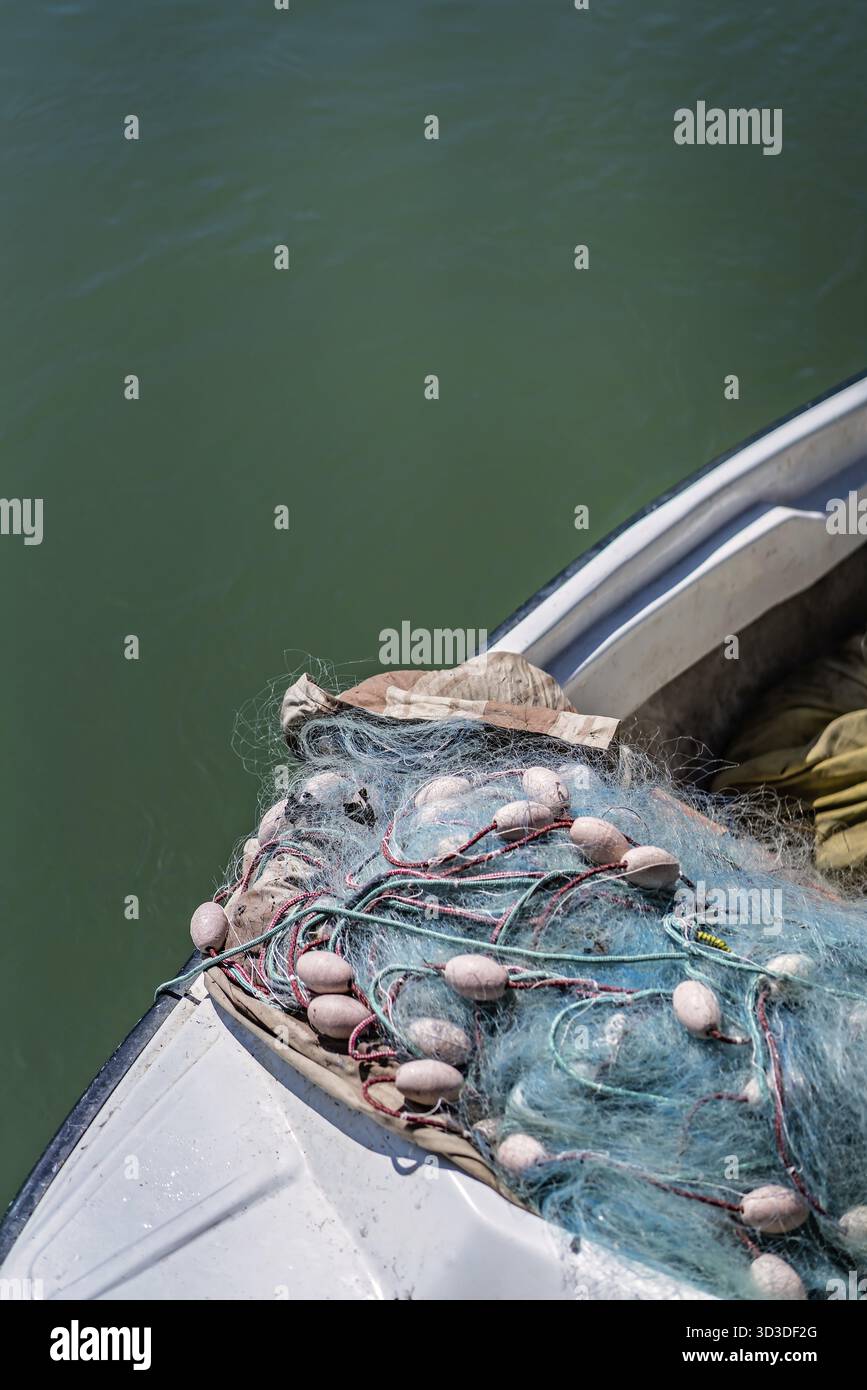 Nahaufnahme Detail von einem Fischer Boot und Angeln net am Ufer eines Flusses in Ada Bojana, Montenegro Stockfoto