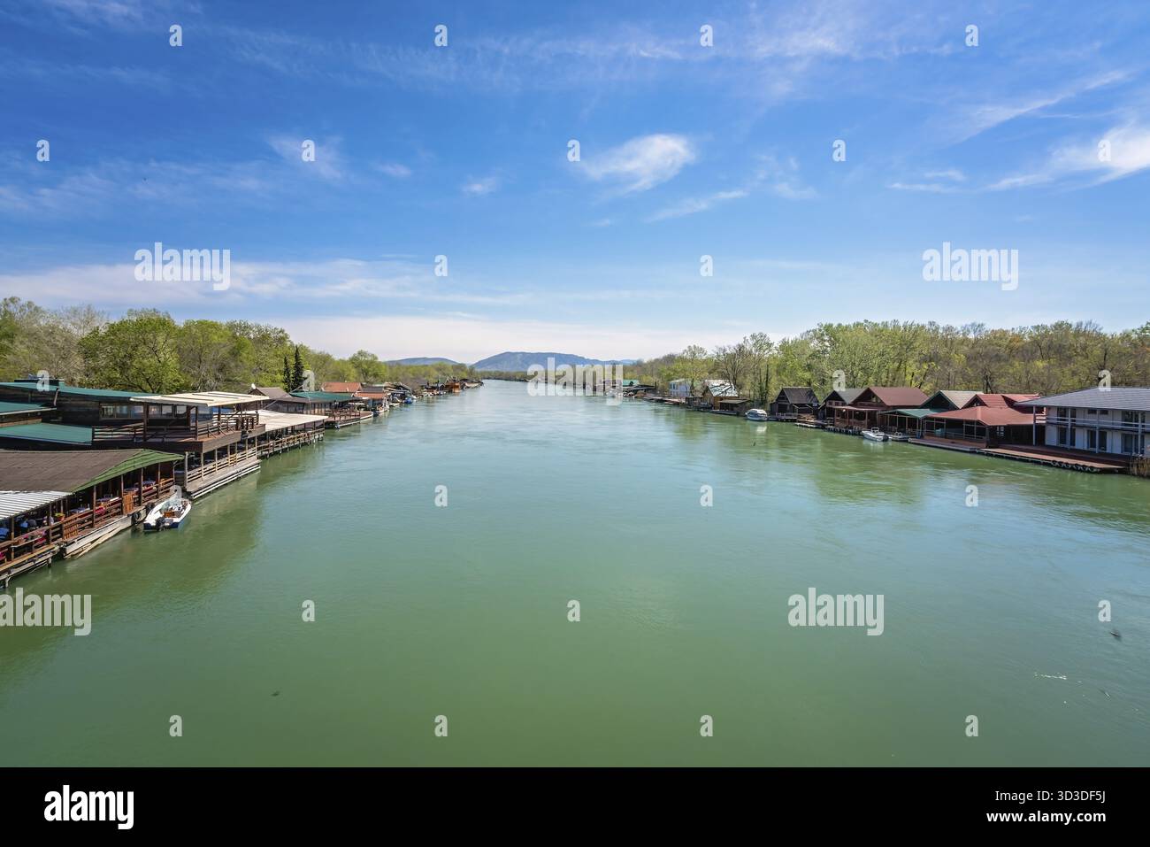 Kleine hölzerne Häuser und Restaurants am Ufer des Flusses in der Nähe von Ada Bojana Ulcinj, Montenegro Stockfoto