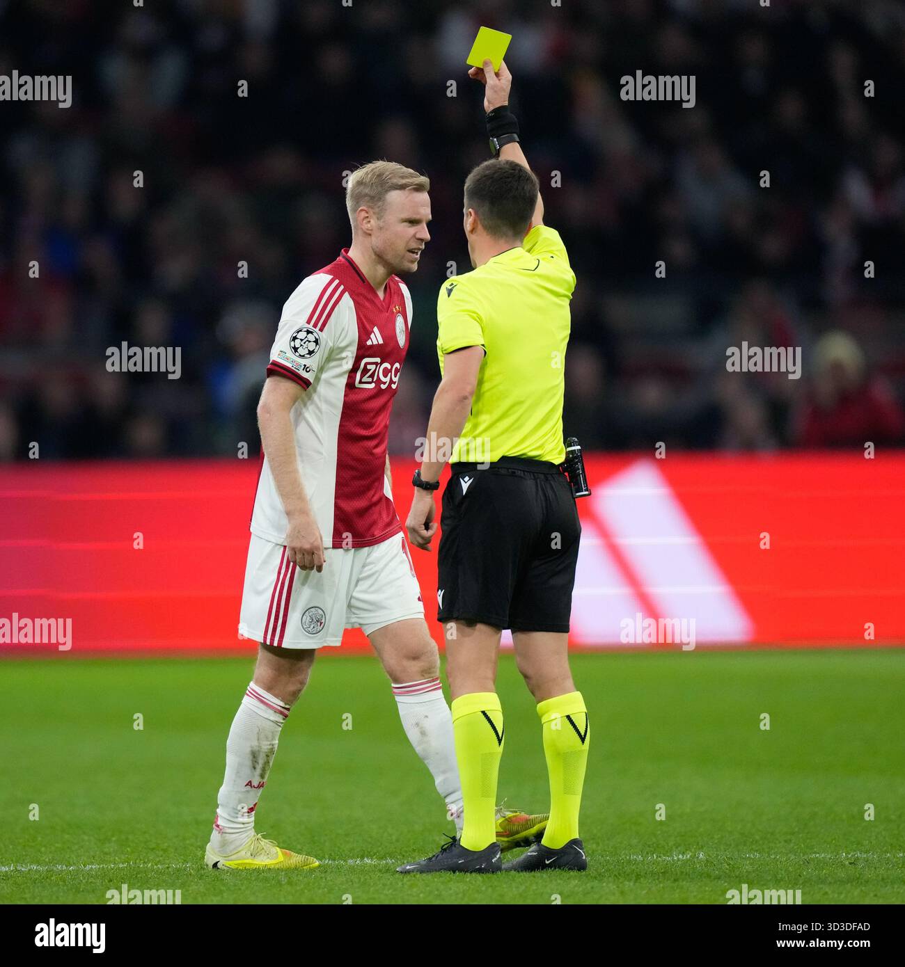 Amsterdam, Niederlande. November 2025. AMSTERDAM, 05.11.2025, JohanCruyff Arena, Saison 2025/2026, UEFA Champions League Fußball, Spiel zwischen Ajax und Galatasaray. Das Bild zeigt, wie Schiedsrichter Benoit Bastien FRA Ajax Spieler Davy Klaassen eine gelbe Karte gibt. Credit: Pro Shots/Alamy Live News Stockfoto