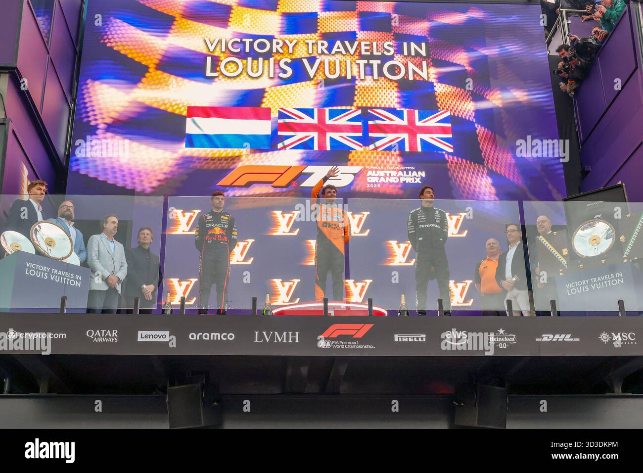 Lando Norris (GBR), das McLaren Formel-1-Team, feiert auf dem PODIUM DES RENNENS, nachdem er den Grand Prix 2025 von Australien von Louis Vuitton gewonnen hat. Stockfoto