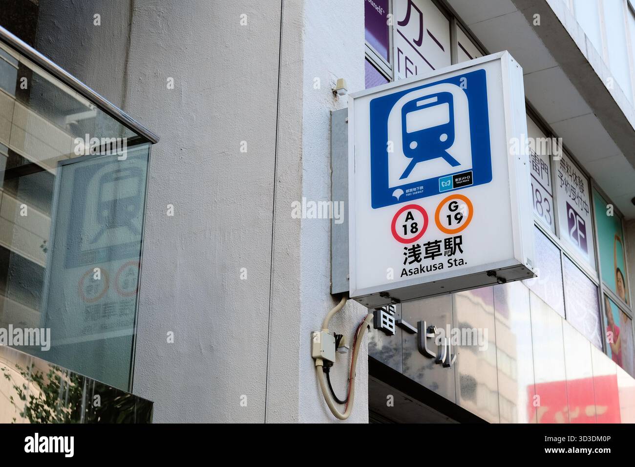 Straßenschild am Eingang der U-Bahn-Station Tokio Asakusa; wo sich die Ginza-Linie (G-19) und die Toei Asakusa-Linie (A-18) kreuzen; Tokio, Japan. Stockfoto