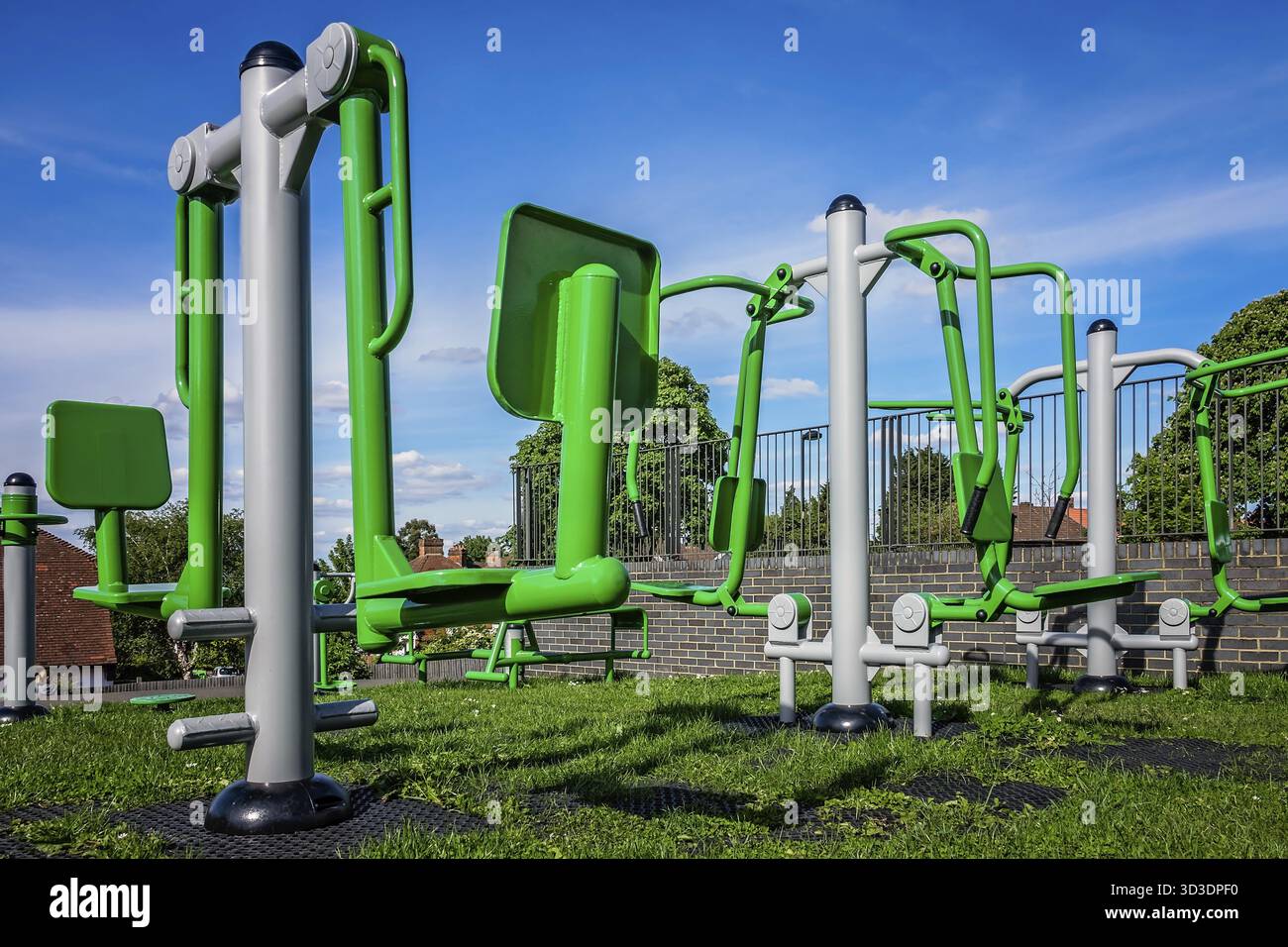 Neue leere Outdoor-Sportgeräte in einem Londoner Vorort Stockfoto