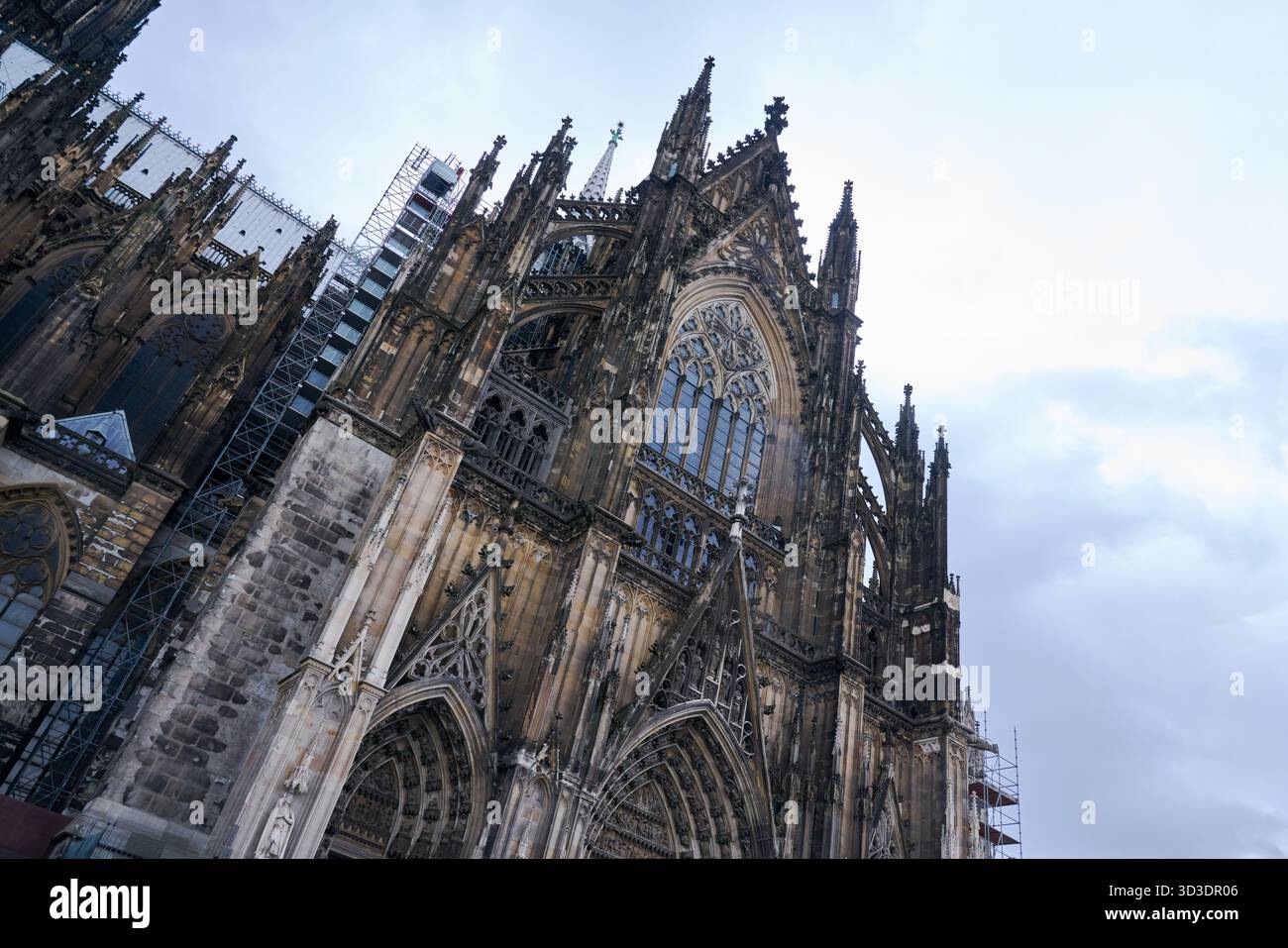 Kölner Dom gotische Fassade und Turm. Der Kölner Dom ist eine römisch-katholische Kirche in Köln. Stockfoto