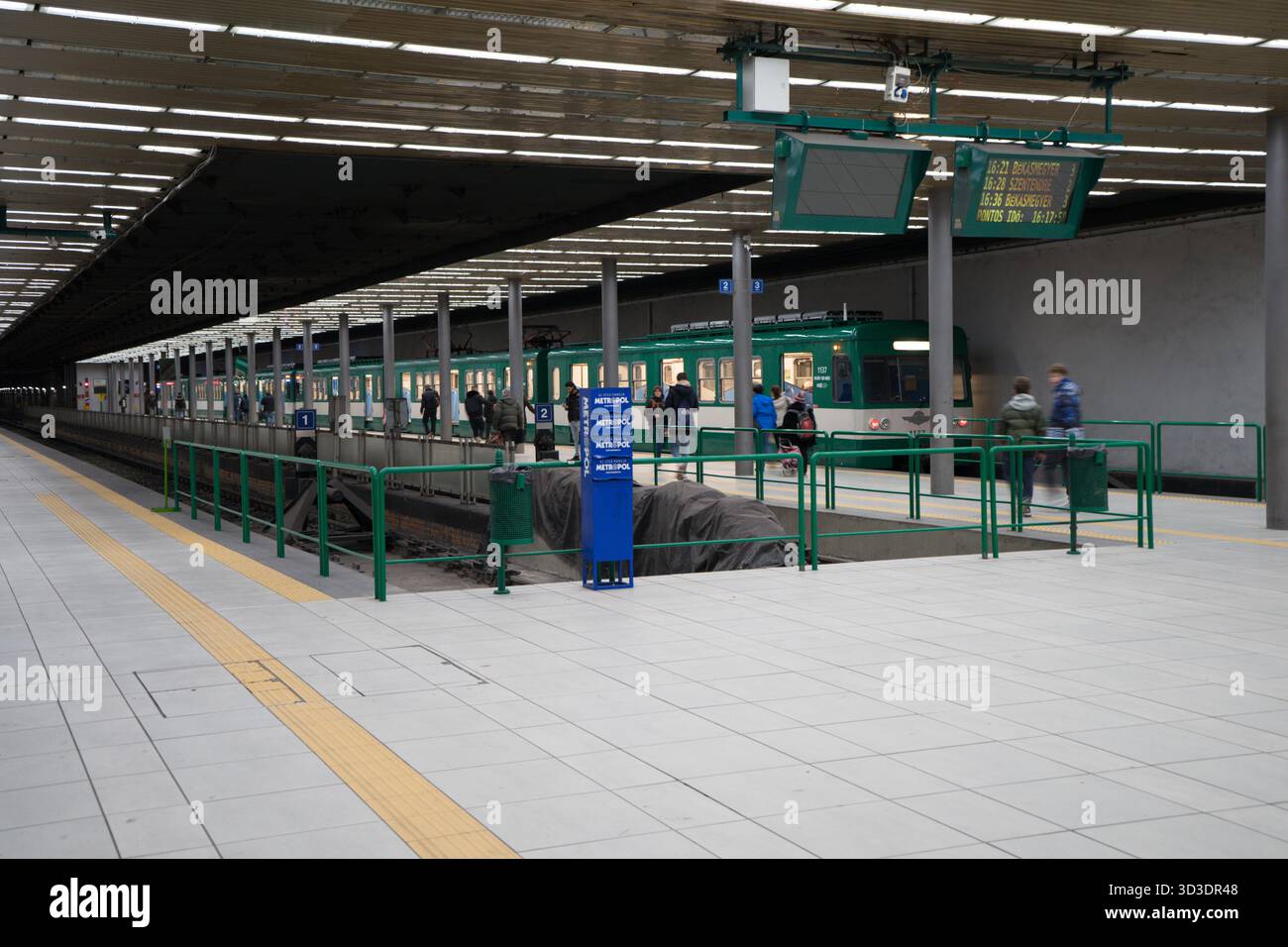 Green H5 S-Bahn steigt an der unterirdischen Endstation Batthyany Square an. Stockfoto