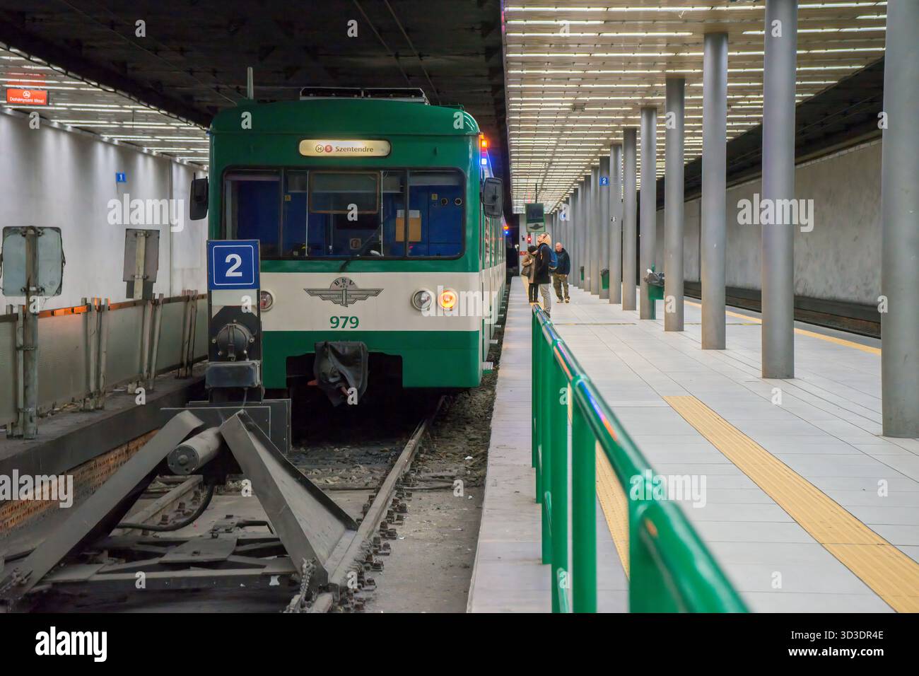 Green H5 S-Bahn steigt an der unterirdischen Endstation Batthyany Square an. Stockfoto