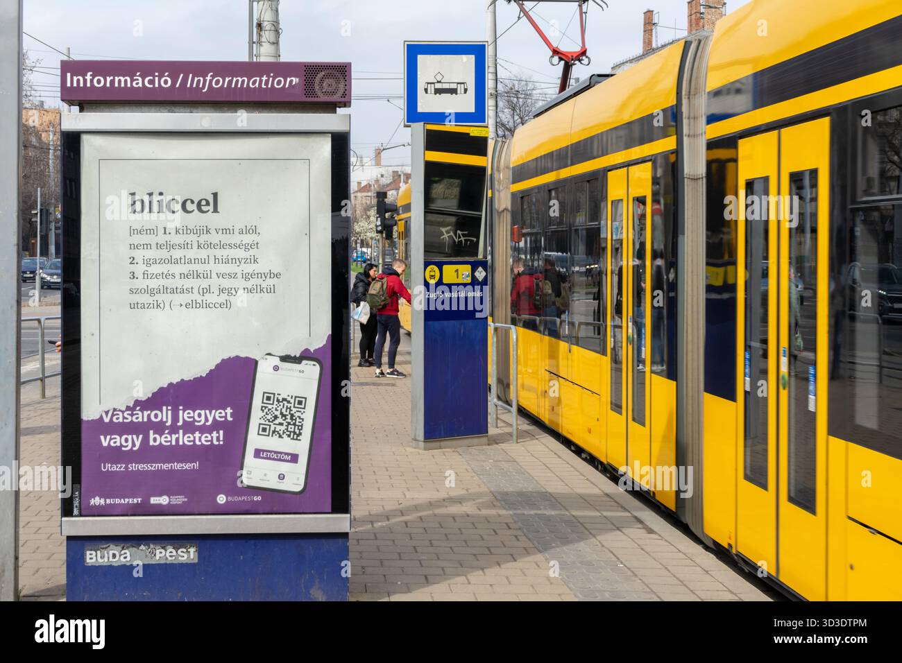 Ein Plakat gegen das Ausweichen von Fahrpreisen und eine gelbe Straßenbahn an der Haltestelle Zuglo in Budapest verdeutlichen die Maßnahmen Ungarns gegen unbezahltes Reisen mit öffentlichen Verkehrsmitteln. Stockfoto