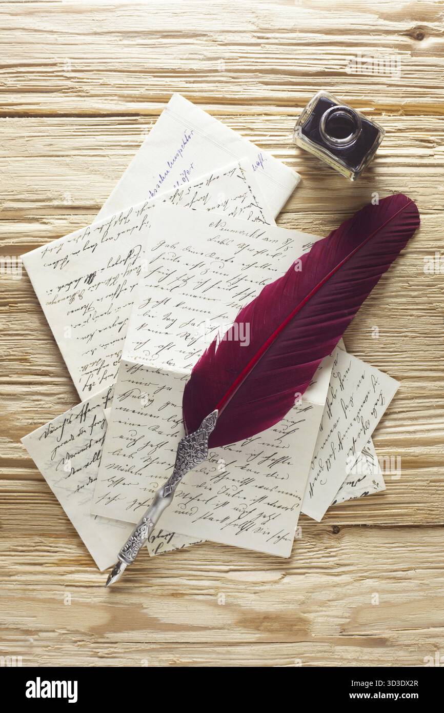Handgeschriebene Briefe mit einer Feder und Tinte Stockfoto