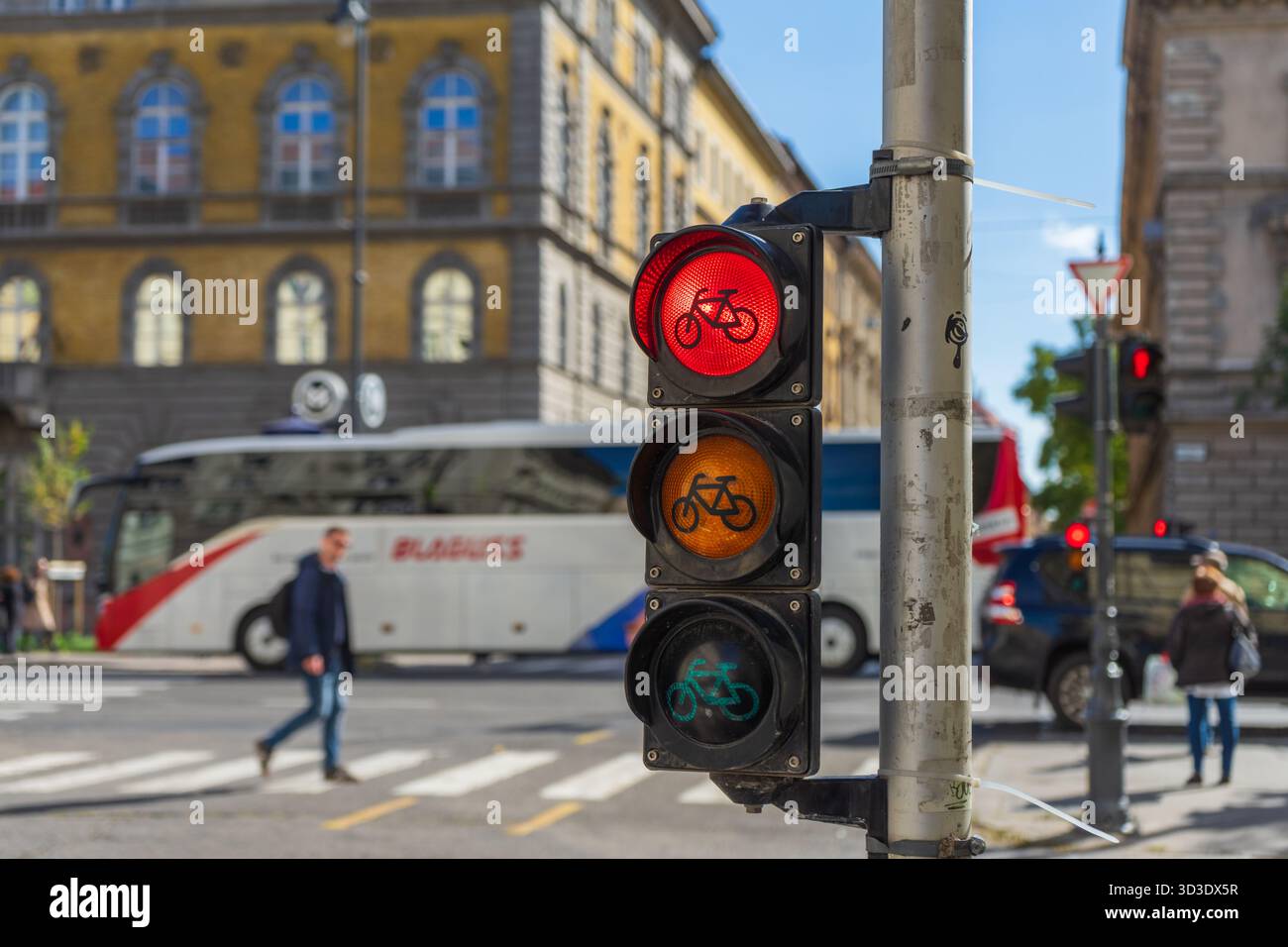Fahrradampel mit rotem, bernsteinfarbenem und grünem Fahrrad in Ungarn. Stockfoto