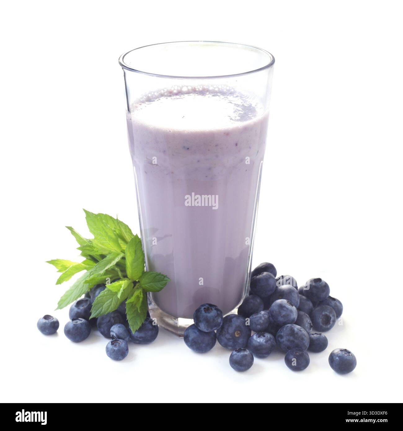 Ein Glas Blueberry-Milchshake isoliert auf weiß Stockfoto