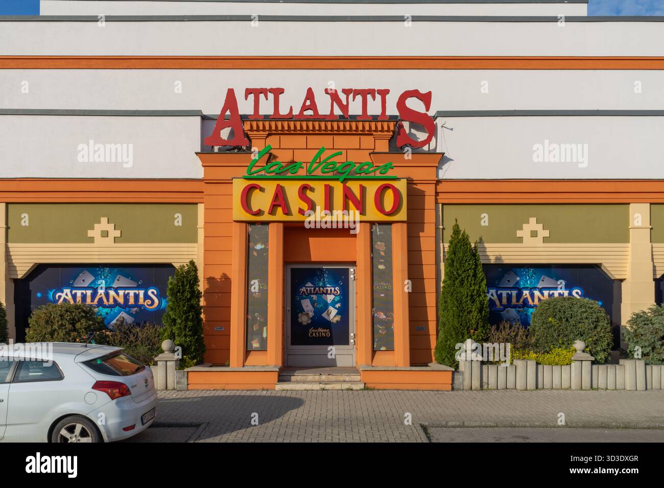 Helle Fassade des Las Vegas Casino Atlantis Eingangs in Budapest, Ungarn. Stockfoto