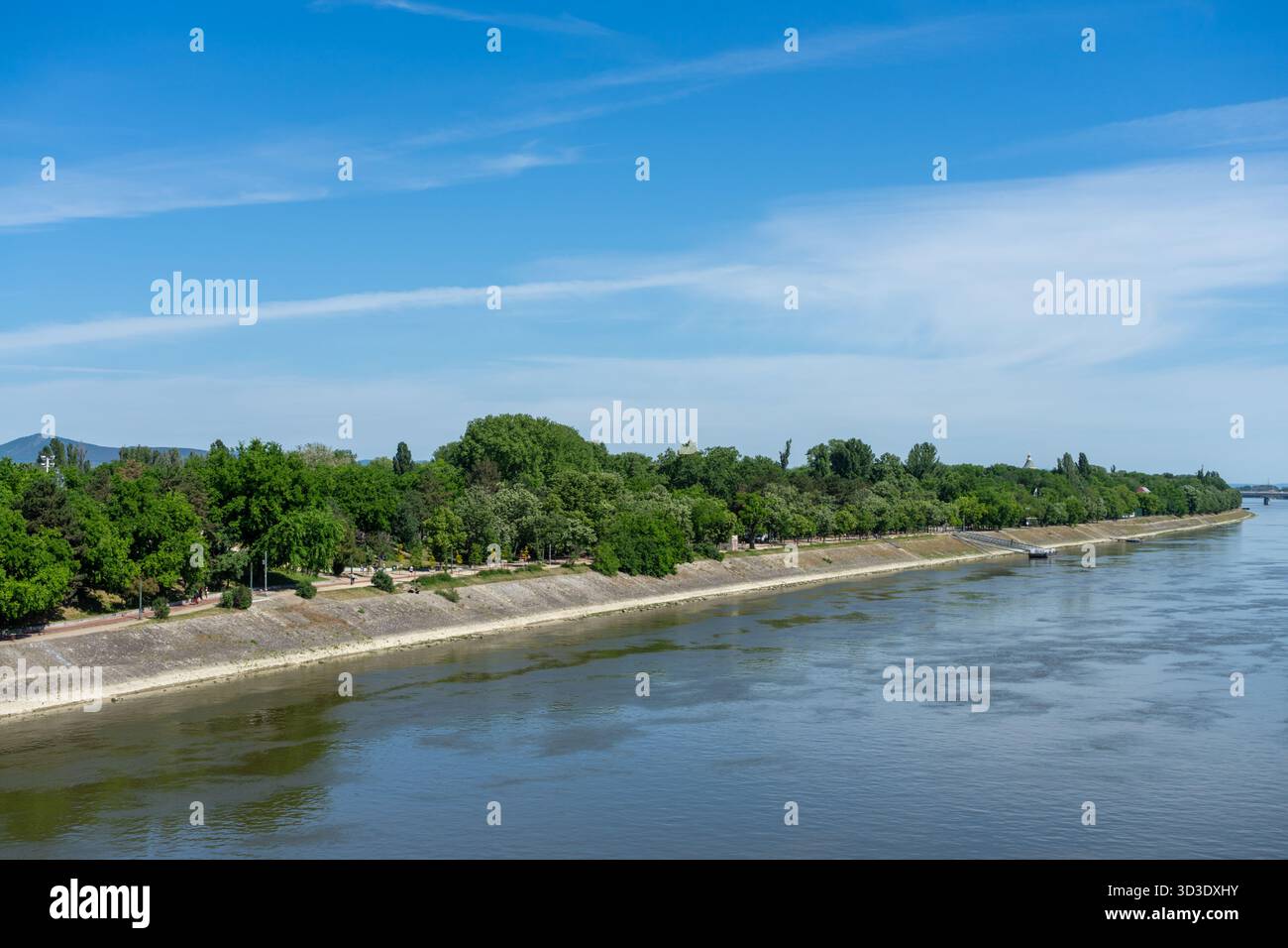 Grüne Küste des Margareteninselparks entlang der Donau im Zentrum von Budapest, Ungarn. Stockfoto