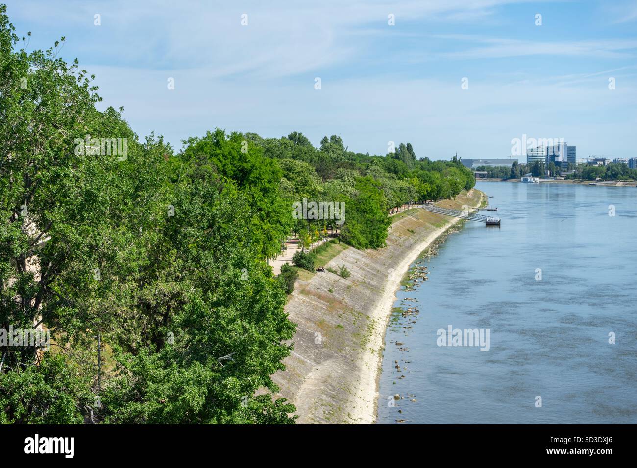 Grüne Küste des Margareteninselparks entlang der Donau im Zentrum von Budapest, Ungarn. Stockfoto