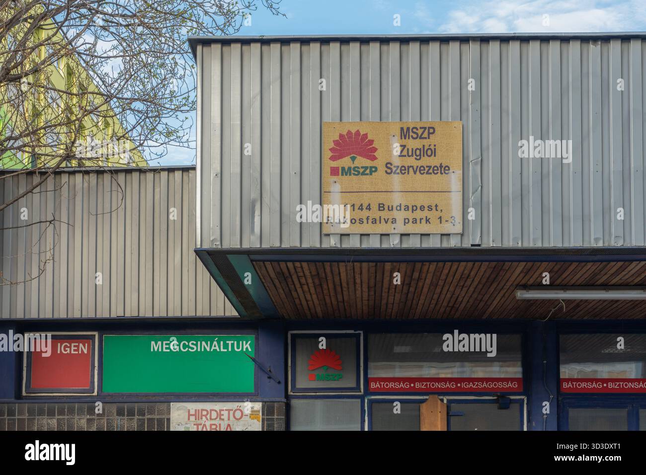 Schilder und Slogans an der Fassade des Bezirksbüros der ungarischen Sozialistischen Partei in Zuglo in Budapest. Stockfoto