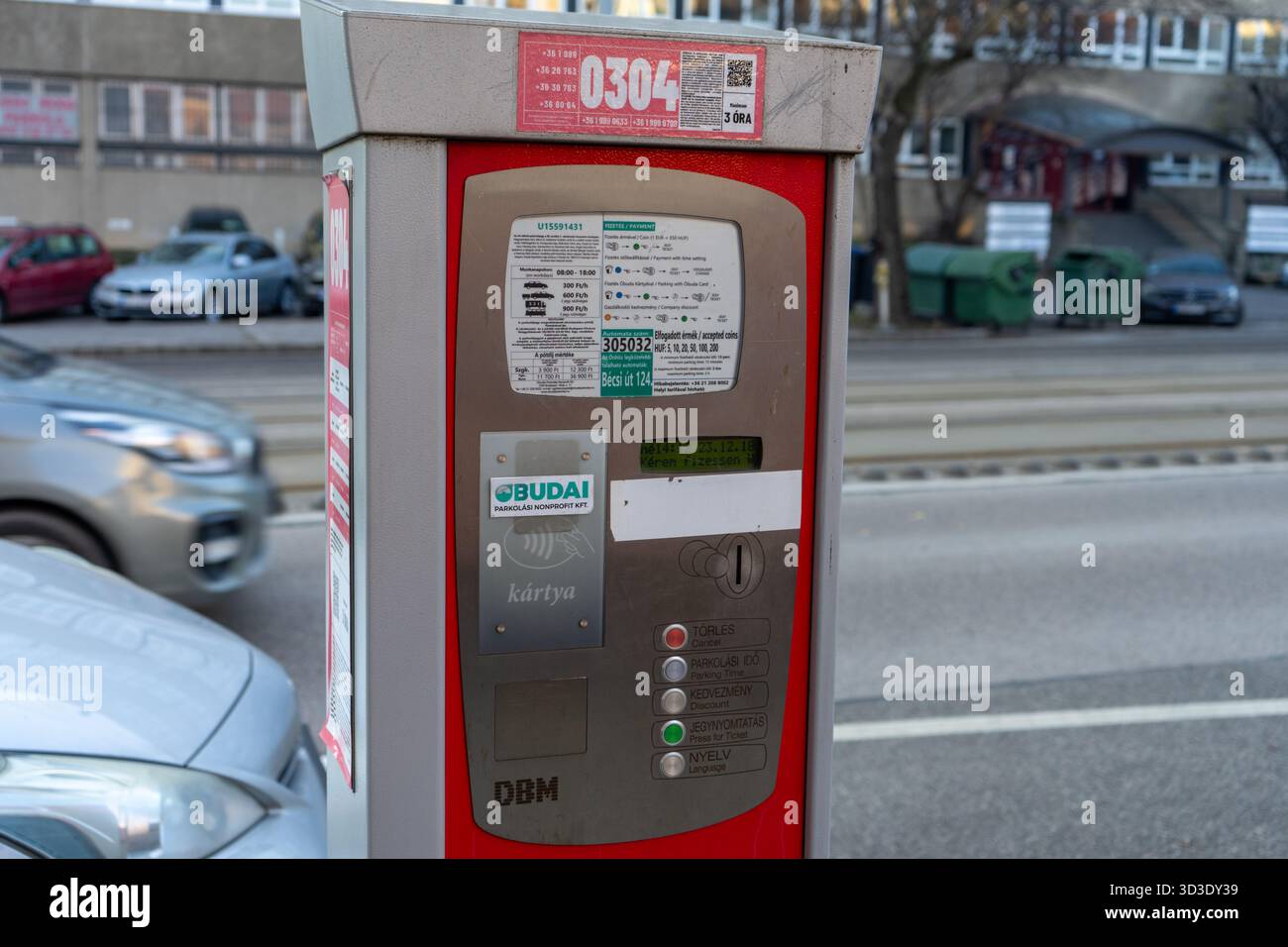 Parkuhr im Bezirk Budapest III mit kontaktloser Kartenzahlung und Zoneninformationen über Straßenbahnschienen. Stockfoto