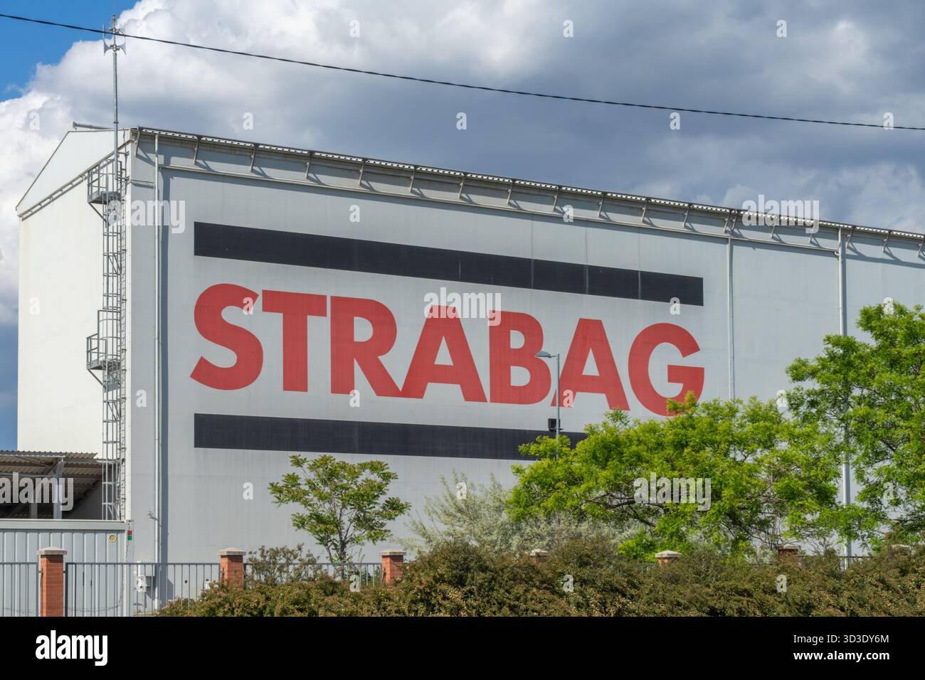 STRABAG-Logo auf der Industriefassade – ungarischer Standort des österreichischen Baukonzerns Stockfoto
