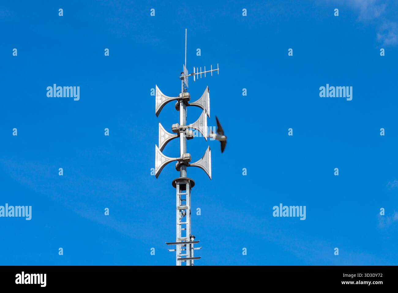 MoLaRi-Lautsprecher für öffentliche Alarmfunktion in Bölcske, Komitat Tolna — Teil des ungarischen Sirenennetzes für Überwachung und öffentliche Alarmfunktion (MoLaRi). Stockfoto