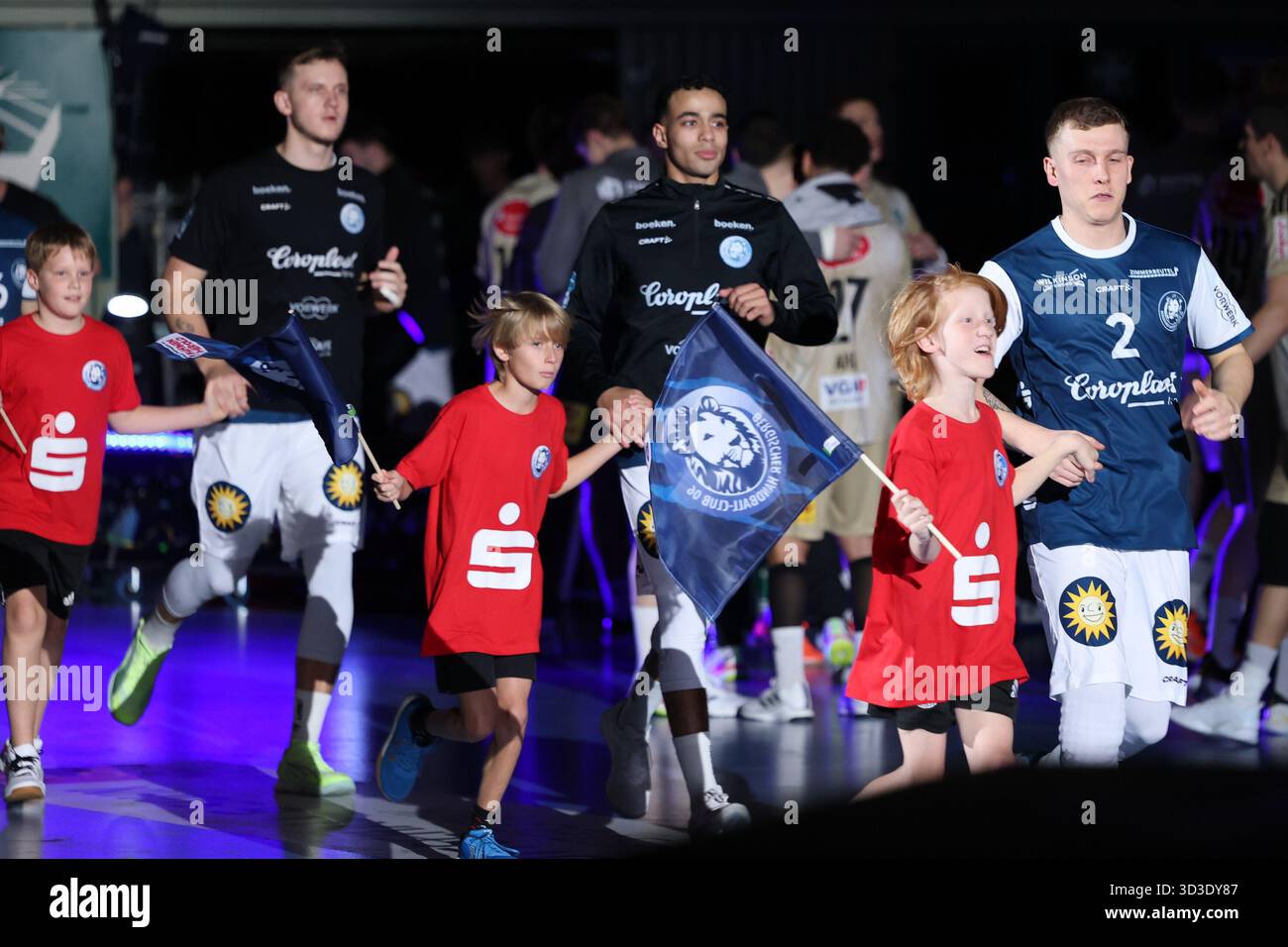11.05.2025, Universitätshalle, Wuppertal, GER, 1.DHB Cup, Achtelfinale, bergischer HC vs. TSV Hannover-Burgdorf, Bild: Einzug des BHC-Teams Noah Beyer (BHC #2), Belal Ibrahim Massoud (BHC #20), Foto © nordphoto GmbH / Meuter Stockfoto