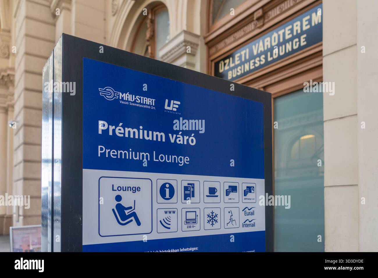 Premium Lounge-Schild am Ostbahnhof Budapest, das die Business Lounge der ungarischen Staatsbahnen und den verbesserten Passagierservice zeigt. Stockfoto