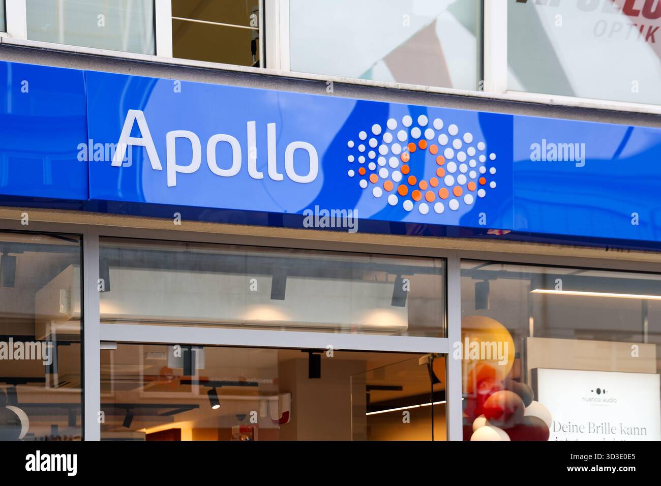 Kiel, Deutschland - 05. November 2025: Apollo Optiker-Händlershop mit Markenzeichen und Logo Stockfoto