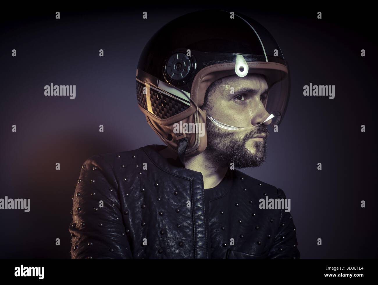 Biker mit Motorradhelm und schwarzer Lederjacke, Metallnieten Stockfoto
