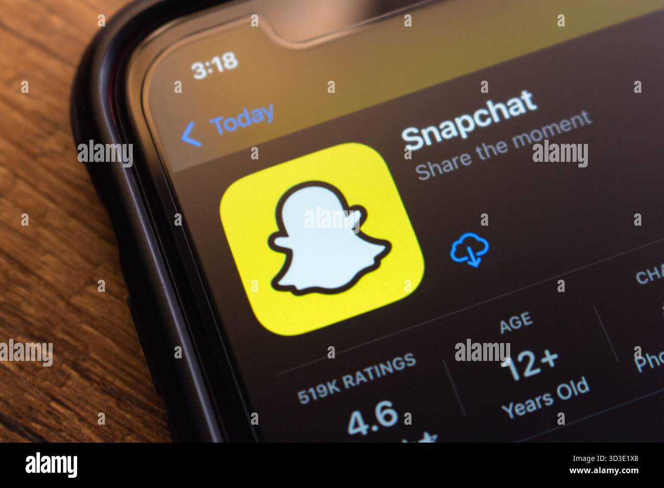 Mexiko-Stadt, MEXIKO - 21. September 2025 : Snapchat-App im App Store mit gelbem Logo, Bewertung und Altersinformationen. Stockfoto