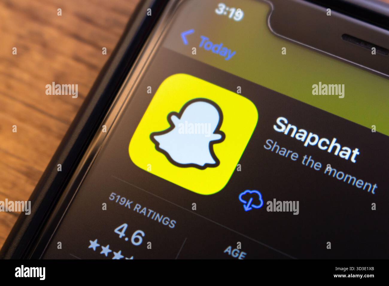 Mexiko-Stadt, MEXIKO - 21. September 2025 : Nahaufnahme eines Smartphones, das die Download-Seite der Snapchat-App im App Store anzeigt. Stockfoto