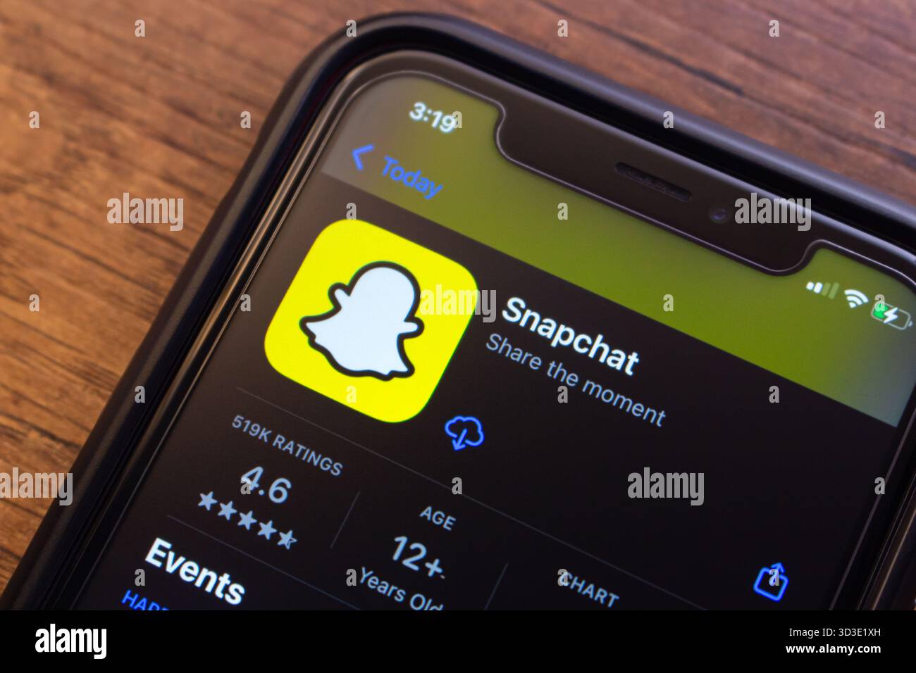 Mexiko-Stadt, MEXIKO - 21. September 2025 : Smartphone-Bildschirm mit Snapchat App Store-Eintrag mit Logo. Stockfoto