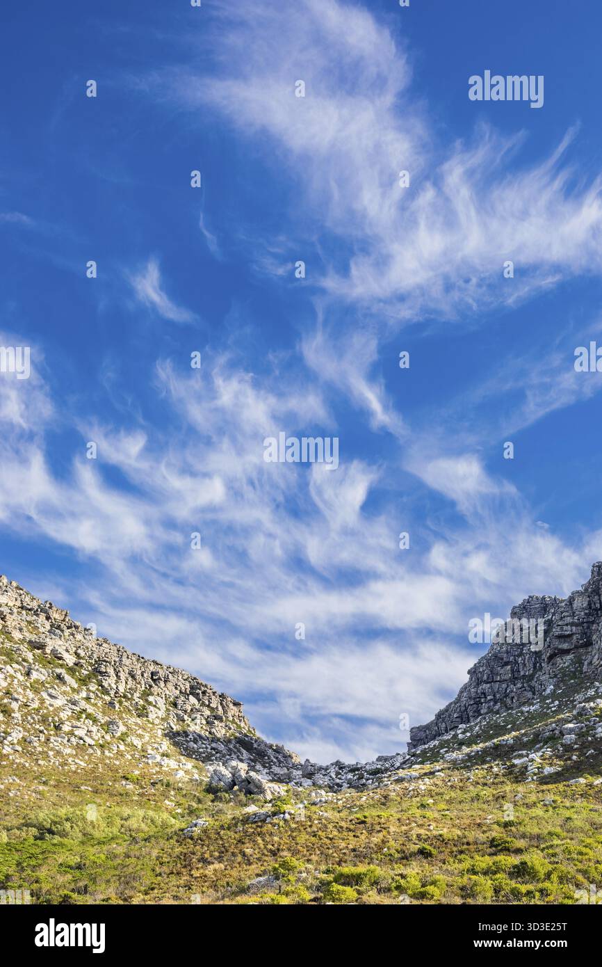 Zerklüftete Berglandschaft mit Fynbos-Buschflora in Kapstadt Südafrika, Kapstadt, Südafrika Stockfoto