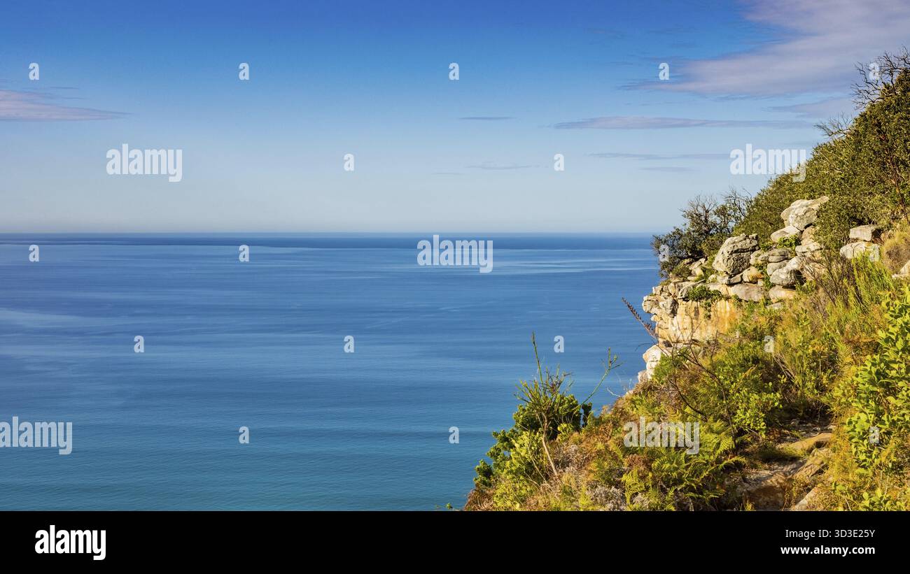 Küstengebirgslandschaft mit Fynbos-Flora in Kapstadt Südafrika Stockfoto