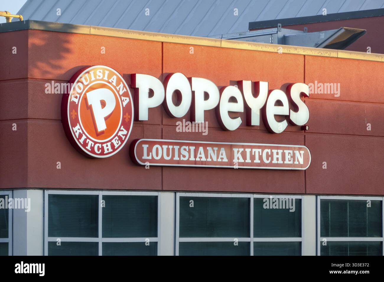 Calgary, Alberta, Kanada. Januar 2025. Popeyes Louisiana Kitchen, Inc., eine multinationale amerikanische Kette von Restaurants mit frittiertem Huhn Stockfoto