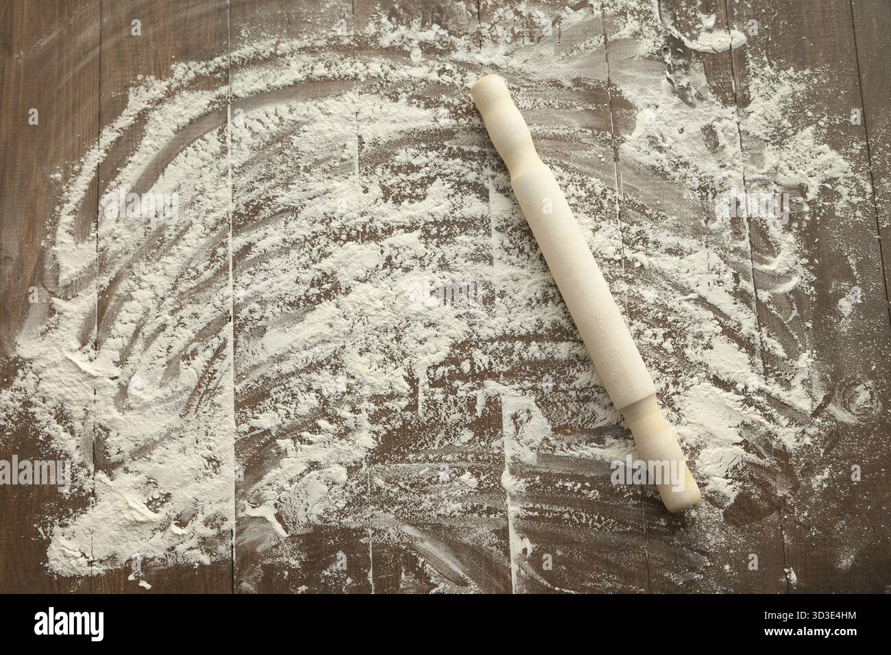 Streumehl auf Holztisch mit Drehstift Stockfoto