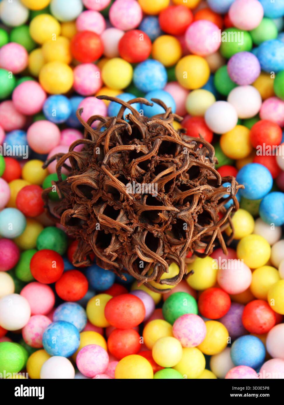 Farbenfroher Hintergrund mit einem Ball von Konflikten in der Mitte Stockfoto