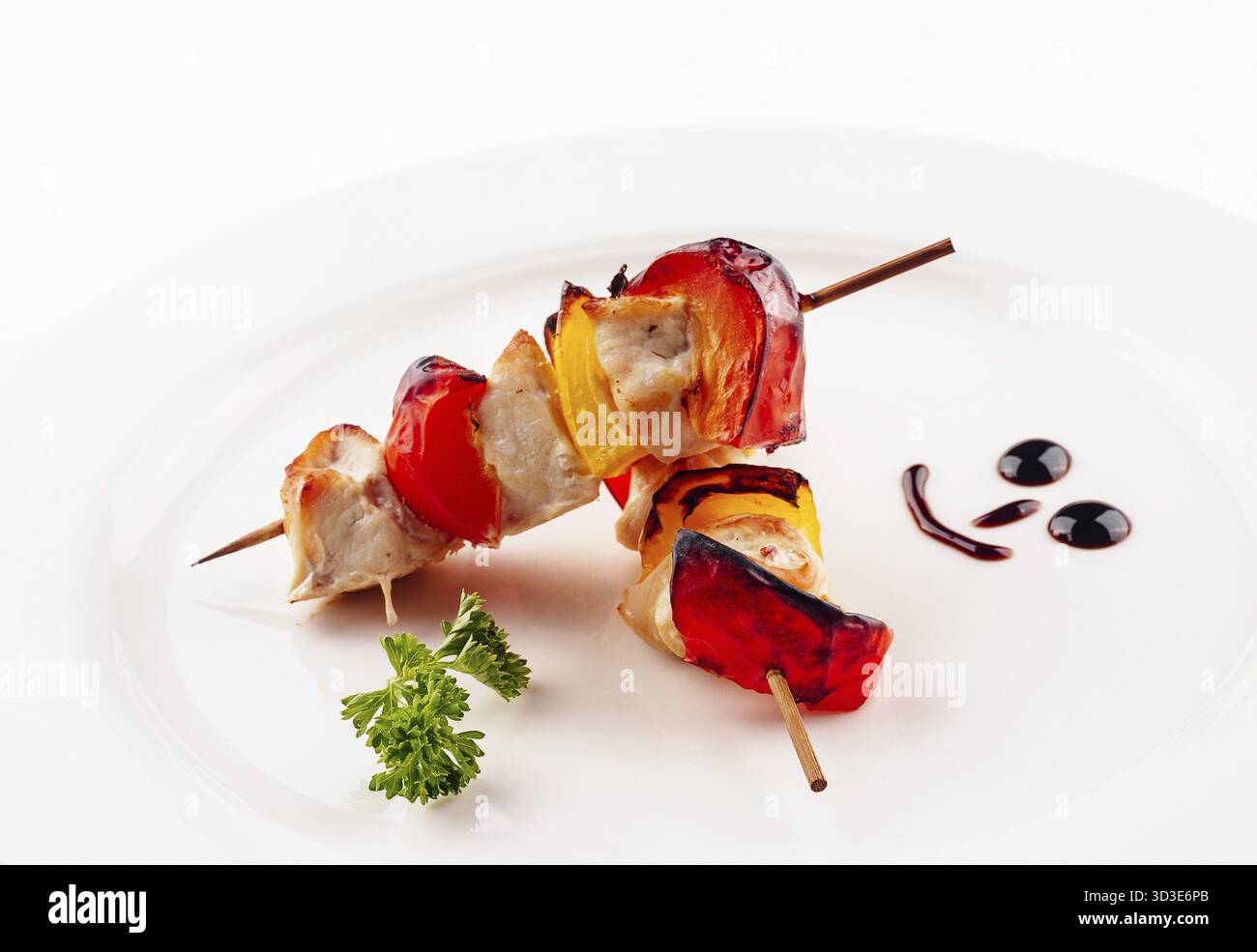 Essen, Hühnchenkebab auf Teller, Nahansicht Stockfoto