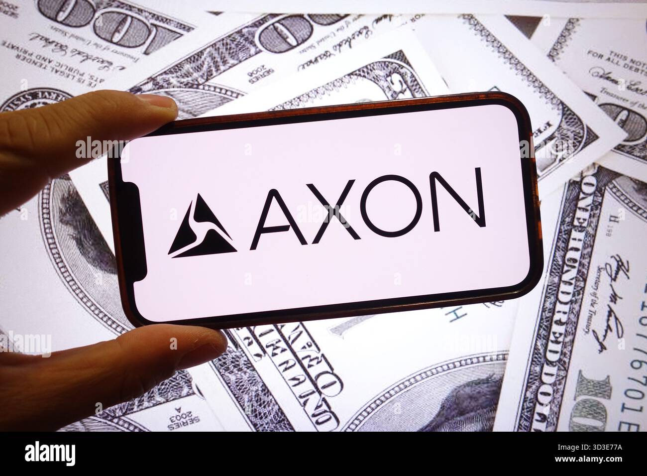 Polen. September 2025. In dieser Fotoabbildung wird das Firmenlogo von Axon Enterprise auf einem Smartphone-Bildschirm mit den US-Dollar-Banknoten im Hintergrund angezeigt. (Credit Image: © Piotr SWAT/SOPA Images via ZUMA Press Wire) NUR REDAKTIONELLE VERWENDUNG! Nicht für kommerzielle ZWECKE! Stockfoto