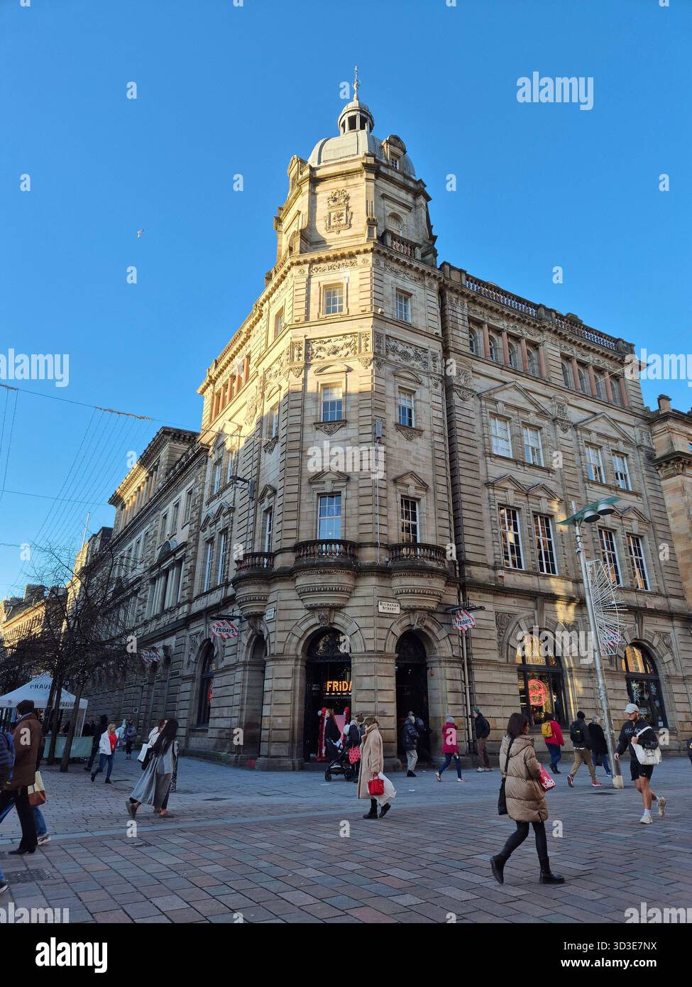 Alte historische Gebäude in einer Straße von Glasgow, Schottland. Leute in einer Einkaufsstraße, Buchanan Street in Glasgow, Schottland. Stockfoto