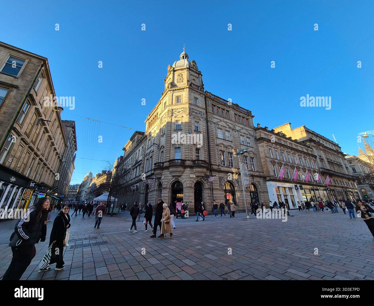 Alte historische Gebäude in einer Straße von Glasgow, Schottland. Leute in einer Einkaufsstraße, Buchanan Street in Glasgow Stockfoto