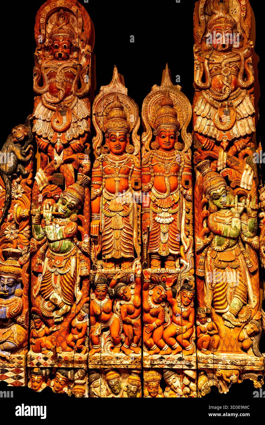 Farbenfrohe Hindugotter Mythologie Holztafel Tempel des Wagens (Ratha) Ende der 1600er Jahre Kerala India Honolulu Museum of Art Oahu Hawaii. Kerala Indien ist berühmt Stockfoto
