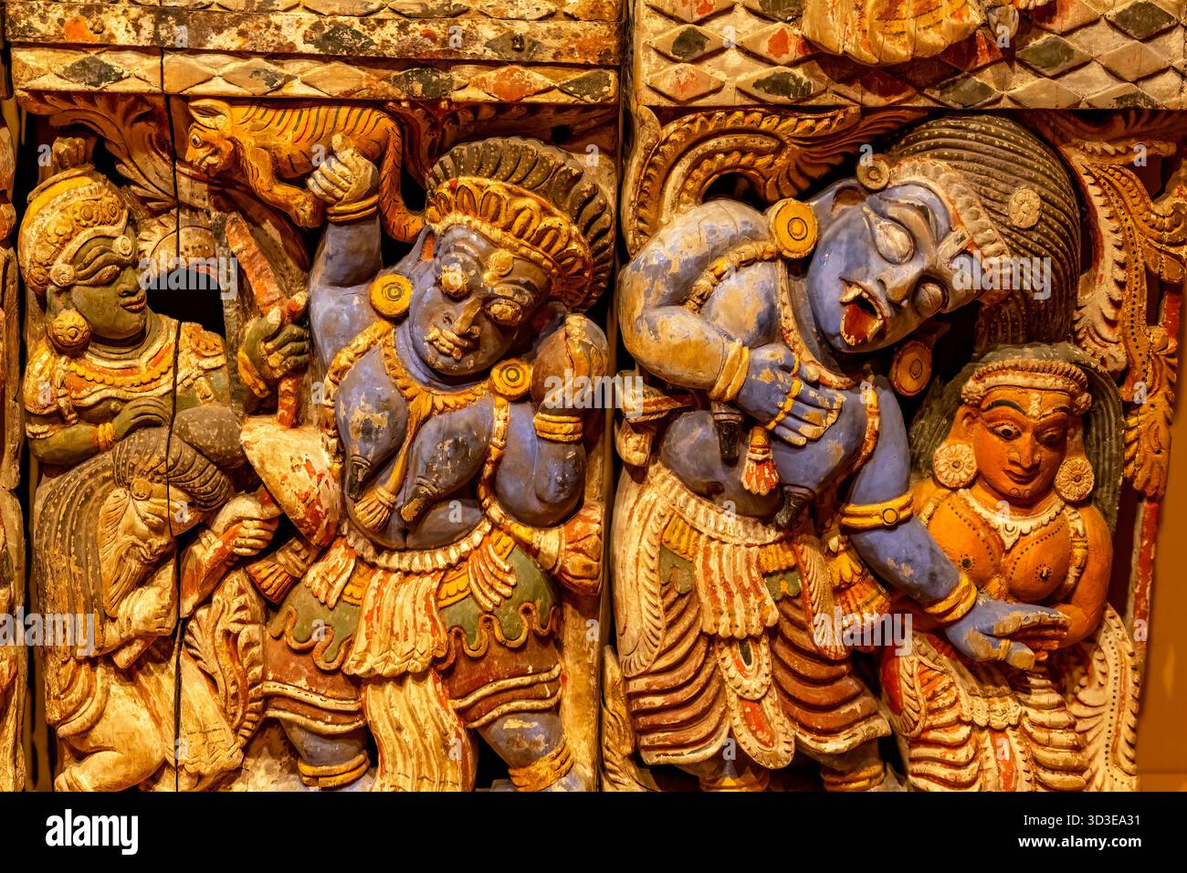 Farbenfrohe Hindugotter Mythologie Holztafel Tempel des Wagens (Ratha) Ende der 1600er Jahre Kerala India Honolulu Museum of Art Oahu Hawaii. Kerala Indien ist berühmt Stockfoto