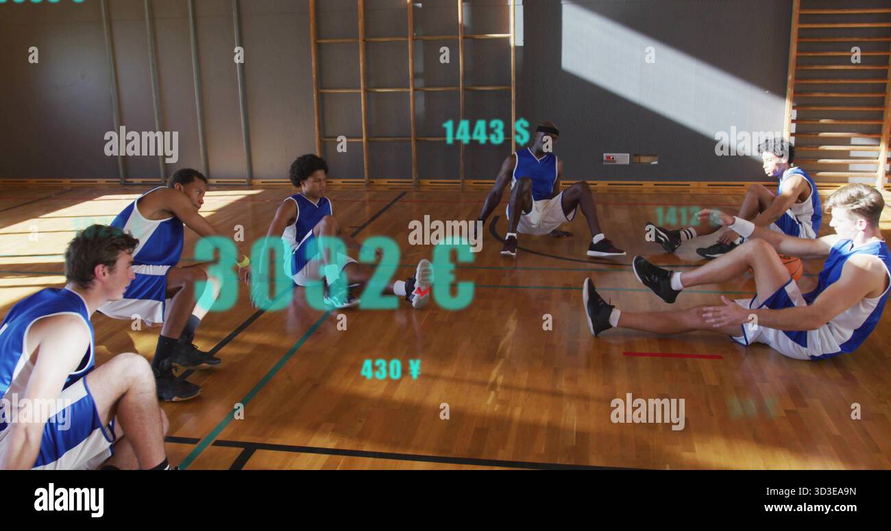 Sechs männliche Basketballspieler in blau-weißen Uniformen auf dem Fitnessplatz mit blauen Überzügen Stockfoto