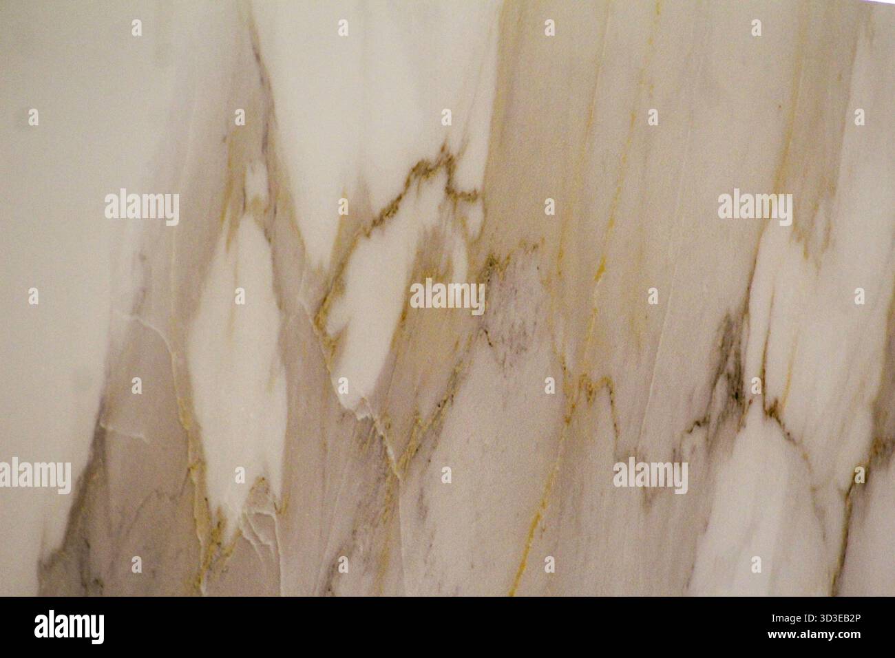 Schöne Marmorsteinoberfläche mit goldenen und grauen Details, geeignet für Hintergründe oder Designmaterialien. Stockfoto